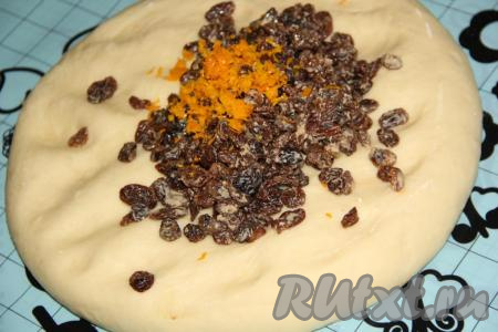 Готовое тесто хорошо обмять, добавить в тесто цедру и изюм. Я изюм предварительно обдала кипятком и обсушила.