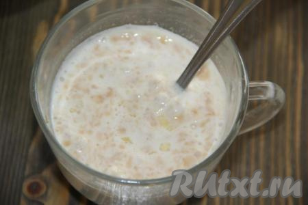 Дрожжи растворить в небольшом количестве тёплого молока (примерно, в 100 мл) и оставить на 15 минут, чтобы дрожжи "ожили" и запузырились. Молоко не должно быть слишком горячим (его температура не должна быть выше 40 градусов), иначе дрожжи не "оживут".