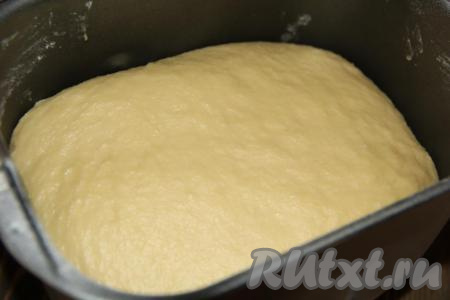 Выставить режим "Замес теста" на 1,5 часа. За это время тесто не только замесится, но и хорошо поднимется. Контролируйте формирование колобка, он должен быть не липким, возможно, придётся добавить немного муки. Для того чтобы замесить тесто вручную, в глубокой миске нужно соединить оставшееся тёплое молоко, "ожившие" дрожжи, яичные желтки и не горячее растопленное сливочное масло, затем всыпать сахар и ванильный сахар, перемешать. Добавить просеянную муку и соль, замесить нежное, приятное в работе, мягкое тесто, оставить его в миске в тёплом месте на 1,5 часа (тесто хорошо "вырастет", увеличившись в несколько раз).