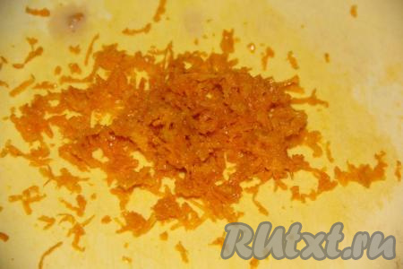 Апельсин хорошо вымыть и снять с него цедру.