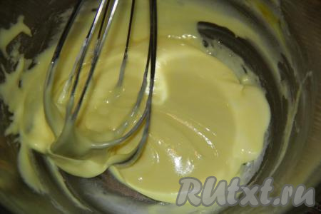 Выпекать куличи в разогретой духовке при температуре 180 градусов, примерно, 35 минут (время выпечки будет зависеть от размера куличей). Готовность кулича можно проверить, проколов его сухой зубочисткой (при прокалывании готовой выпечки зубочистка останется сухой, на ней не будет следов теста). Готовые куличики хорошо остудить, а затем украсить глазурью. Я использовала готовую сахарную глазурь. Приготовила её по инструкции на упаковке.