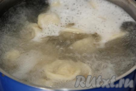 Пельмени с начинкой из курицы и сыра варить минут 15 с момента закипания.