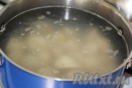 Воду для варки пельменей довести до кипения, посолить по вкусу, можно добавить лавровый лист. В кипящую воду аккуратно опустить пельмешки, довести до кипения и уменьшить огонь.