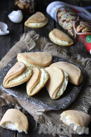 Сочни с творогом, приготовленные из песочного теста, получаются аппетитными, красивыми и очень вкусными, попробуйте!