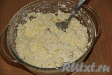 Творожную массу растереть вилкой до однородности и начинка для сочней готова.