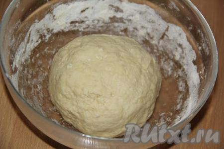 Когда песочное тесто соберётся в ком, припыливая его мукой, хорошо вымесить. Тесто должно получиться не липким и очень нежным. Для замешивания теста, в зависимости от жирности сметаны и величины яйца (я использовала отборное яйцо и сметану жирностью 20%), муки может понадобиться больше или меньше. Готовое песочное тесто завернуть в пищевую плёнку и убрать минут на 30 в холодильник.