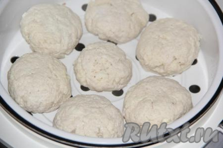 Я готовила котлеты на пару в мультиварке. Поставить поддон в мультиварку, крышку закрыть и готовить куриные котлеты с творогом на режиме "На пару" 30 минут. Если у вас нет мультиварки, то просто готовьте котлеты на пару 30 минут с момента закипания воды.