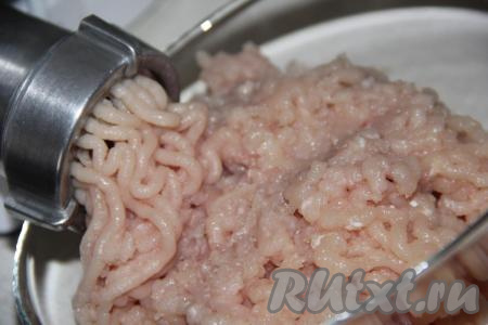 Куриную грудку пропустить через мясорубку.