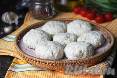 Вот такие красивые и очень нежные получились куриные котлеты с творогом, приготовленные на пару. Такие котлетки готовятся достаточно просто, из самых доступных продуктов, а получаются и вкусными, и полезными. Этот рецепт прекрасно подойдёт для диетического или детского питания.