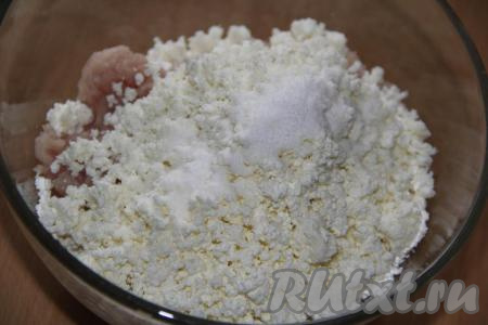 Соединить творог и куриный фарш, добавить соль.