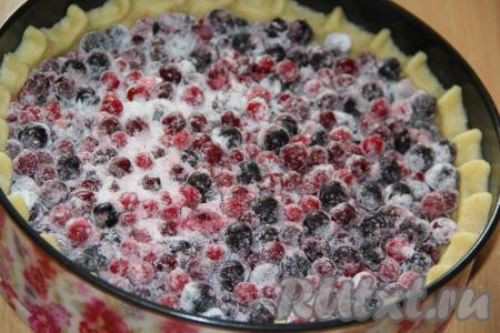 Выложить ягоды в форму с тестом и разровнять. Выпекать песочный пирог с ягодами в разогретой духовке минут 50 при температуре 200 градусов.&nbsp;