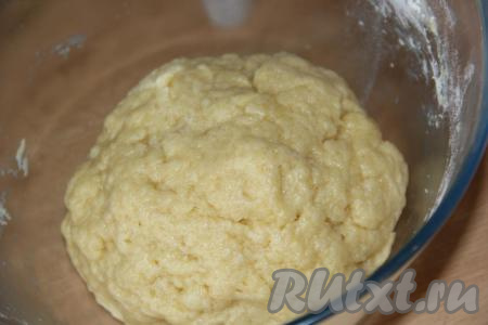 Замесить не липнущее к рукам,&nbsp;нежное тесто.&nbsp;
