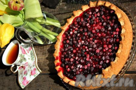 Вот такой красивый открытый пирог с замороженными ягодами из песочного теста получился. Если у вас в морозилке есть замороженные ягоды, то не откладывайте этот рецепт в долгий ящик, а порадуйте своих родных&nbsp;чудесной домашней выпечкой!