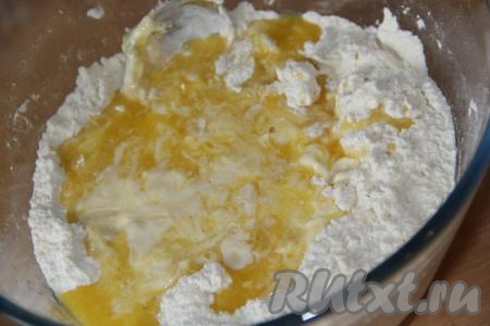 Слегка перемешать получившуюся массу и влить не горячее растопленное сливочное масло.