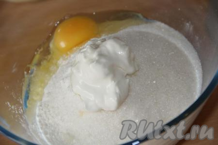В мучную смесь добавить яйцо и сметану.