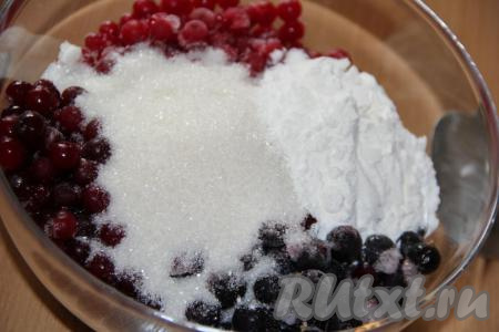 К замороженным ягодам добавить 2 столовые ложки сахара и крахмал.