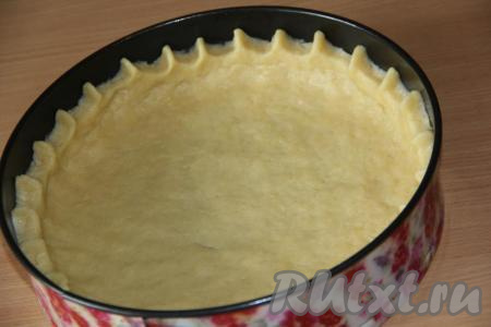 Тесто выложить в разъёмную форму (диаметр моей формы 28 см), разровнять и сформировать бортики.