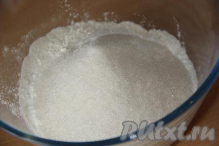 Муку, сахар и разрыхлитель насыпать в глубокую миску.
