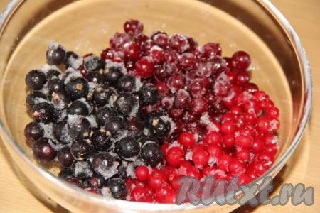 Ягоды выложить в миску, предварительно не размораживая. Я для пирога взяла три вида замороженных ягод.