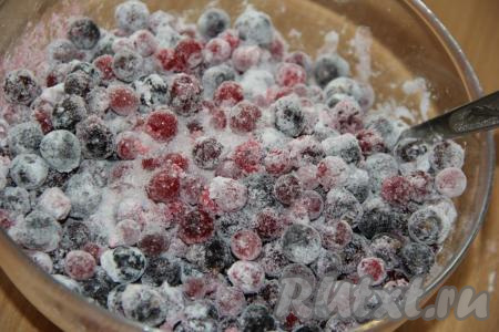 Перемешать замороженные ягоды с крахмалом и сахаром.