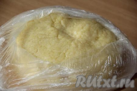 Тесто обернуть в пищевую плёнку и отправить в холодильник на 1 час. По истечении времени песочное тесто станет гладким и эластичным.