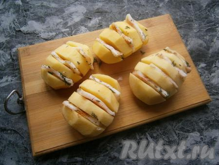 Сало вложить в каждый разрез картофеля.