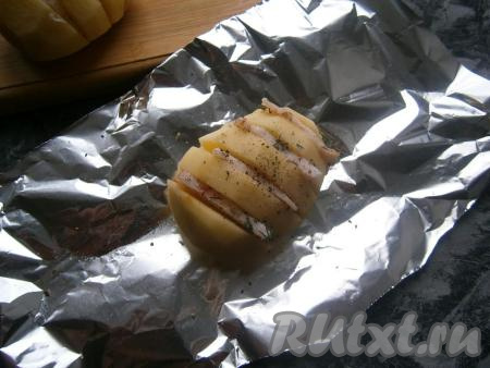 Каждую картофелину выложить на лист фольги. Посолить картошку сверху и поперчить.