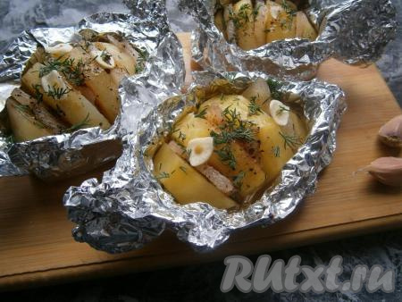 Запекать картофель с салом в разогретой духовке при температуре 190-200 градусов около 50 минут. Затем верх фольги аккуратно развернуть, посыпать картошку тонкими кружочками (или кусочками) чеснока и зеленью укропа.