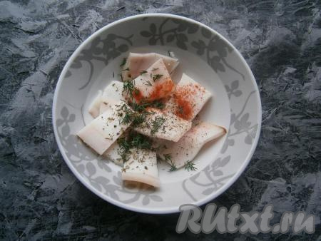 Сало нарезать тонкими ломтиками, перемешать его с черным молотым перцем, перцем чили, паприкой, базиликом и щепоткой измельченной зелени укропа.