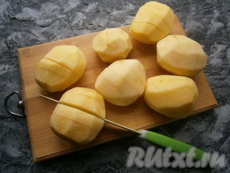 На каждой картофелине сделать по 3-4 глубоких надреза, но не дорезая до конца.