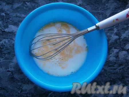 Яйцо немного взбить венчиком, влить молоко.