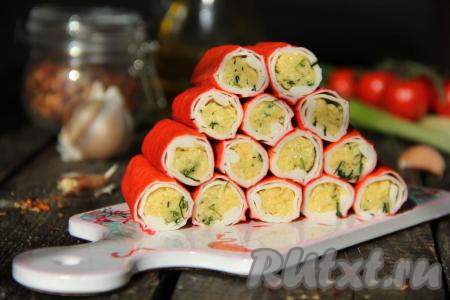 Таким образом нафаршировать все палочки. У меня получилось 14 штук. Можно подать крабовые палочки, фаршированные сыром и чесноком, сформировав&nbsp;горку. А можно разрезать каждую палочку на 4 части и наколоть зубочисткой, как канапе. Попробуйте приготовить эту достаточно простую, но эффектную закуску к праздничному столу, думаю, ваши гости по достоинству оценят это блюдо!