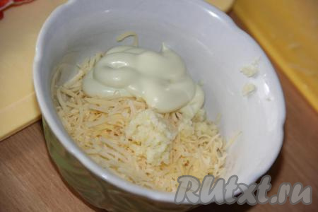 В смесь сыра и чеснока добавить майонез, перемешать.