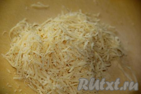 Сыр для приготовления этой закуски лучше натереть на мелкой тёрке.