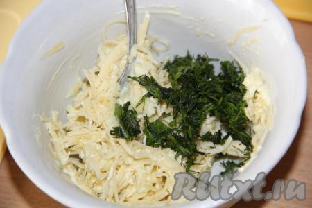 Зелень вымыть, мелко нарезать, добавить к смеси сыра и чеснока, тщательно перемешать и начинка для фарширования крабовых палочек готова.