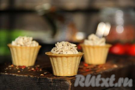 Приготовьте нежнейший паштет из шпрот с яйцом по этому рецепту, а уж намазать его на хлеб (или тосты) или выложить в тарталетки - решать вам, в любом случае получится очень вкусно. Отличная закуска, попробуйте!