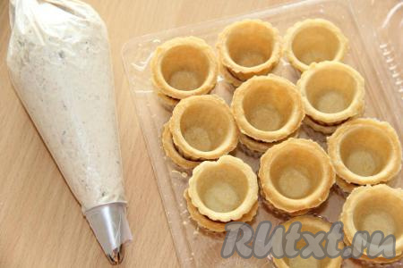 Я решила выложить приготовленный шпротный паштет в тарталетки. Поместить паштет в кулинарный мешок с любой насадкой.