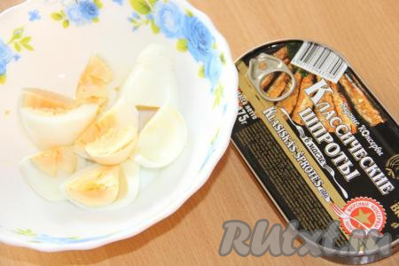 Яйцо предварительно сварить вкрутую (в течение 10 минут с момента закипания воды), затем остудить и очистить от скорлупы. Разрезать яйцо на 4-6 частей.&nbsp;