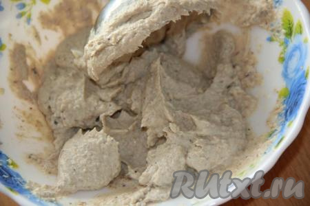 С помощью погружного блендера (или любого измельчителя) пюрировать шпроты и яйцо до однородного состояния.&nbsp;