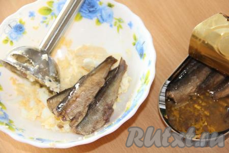 Открыть баночку со шпротами, масло слить (оно нам не понадобится для приготовления паштета). Соединить яйцо и шпроты.