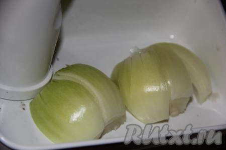 Лук очистить и нарезать крупными дольками.