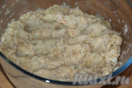 Тщательно вымесить фарш, он получится не густым.