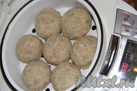 В чашу мультиварки влить воду и выставить режим "На пару". Как только прозвучит сигнал, поместить поддон с рыбными котлетами в мультиварку, крышку закрыть и готовить на пару 30 минут.