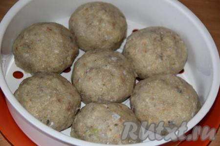 Сформировать из фарша круглые котлеты и выложить их на поддон для пароварки (в моём случае мультиварки). У меня получилось 7 довольно крупных  котлет из минтая.