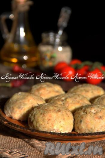 Котлеты из минтая, приготовленные на пару в мультиварке, подать к столу в горячем виде с любым гарниром и соусом. Такие диетические рыбные котлетки можно кушать и взрослым, и деткам, ведь в них нет ни грамма лишнего жира.