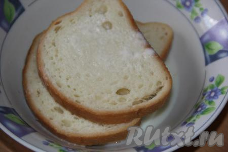 Хлеб замочить в молоке.