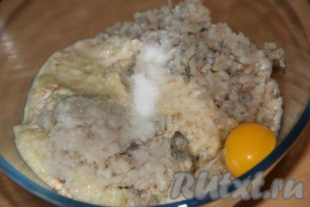 Пропустить лук и отжатый от молока хлеб через мясорубку. К рыбному фаршу, луку и хлебу, добавить яйцо и соль.