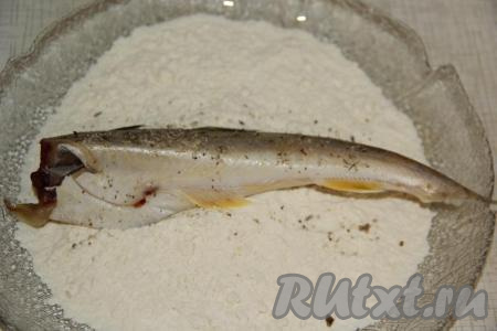 Муку соединить со специями для рыбы и солью, перемешать. В мучной смеси обвалять навагу со всех сторон.