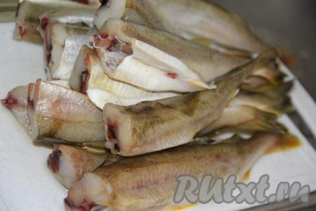 Удалить голову и внутренности, а затем промыть каждую рыбку под проточной водой.