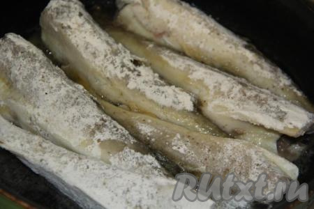 В сковороду влить масло и хорошо разогреть. Выложить навагу в горячую сковороду. Рыбку выкладывать плотно друг к другу.